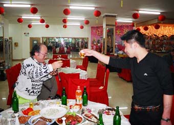 ���t�̎p���ŕ�����܂��ˁA�E�������l�A���͓��{�l